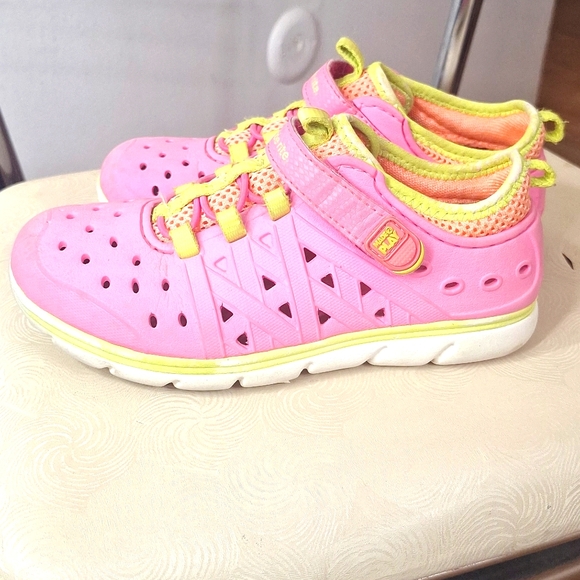 Girl's Pink Water Shoes - Picture 3 of 8